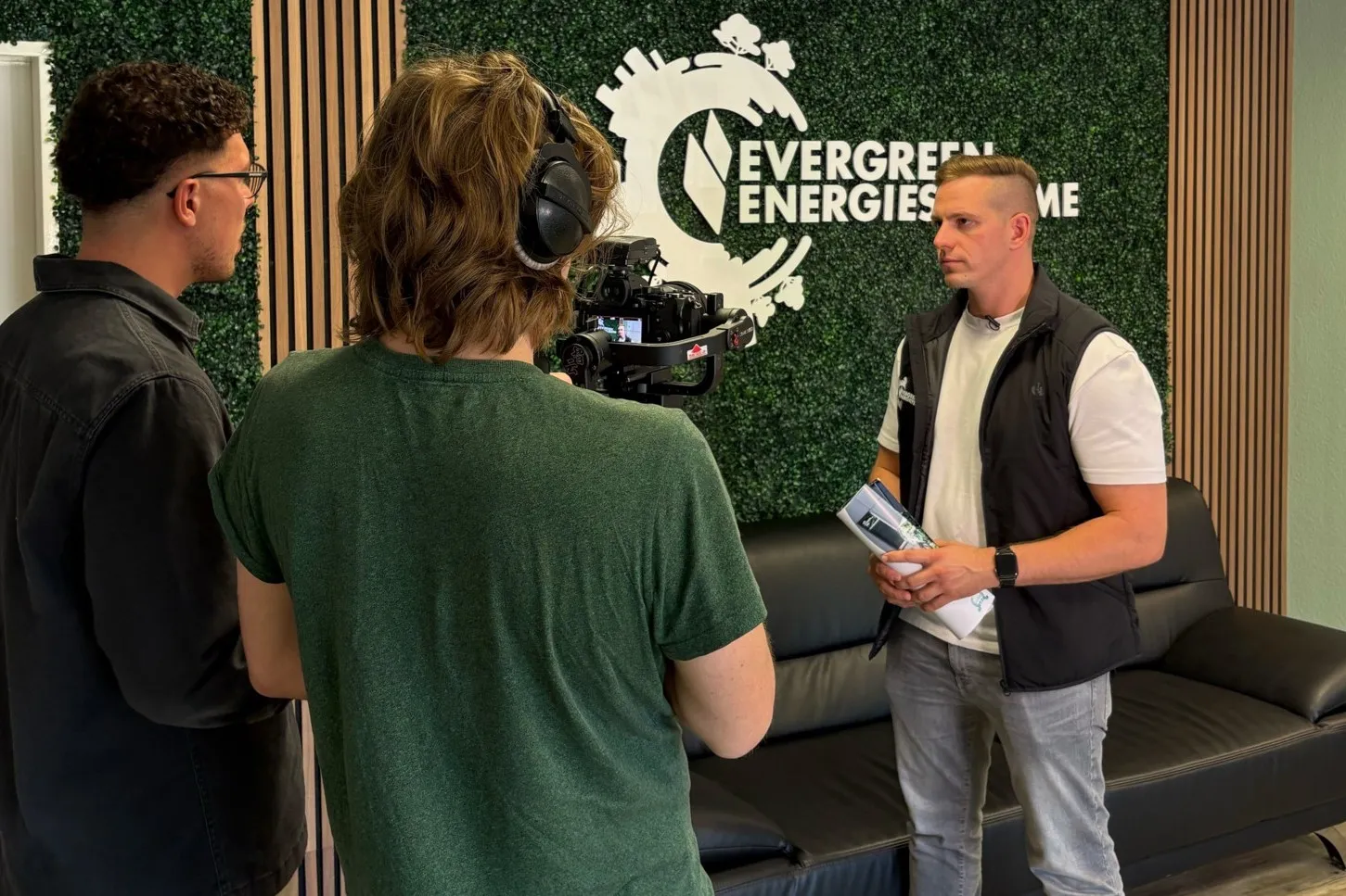 Volle Konzentration: Igor Lang, Geschäftsführer von Evergreen Energiesysteme, im Interview für den Youtube-Kanal des Betriebs.